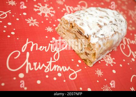 Stollen sur fond rouge et blanc de Joyeux Noël Banque D'Images