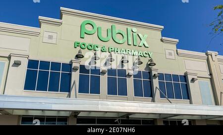 Orlando, FL USA - 30 mars 2020 : l'extérieur de l'épicerie Baldwin Park Publix à Orlando, en Floride. Banque D'Images