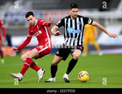 Federico Fernandez (à droite) de Newcastle United et Andrew Robertson de Liverpool se battent pour le ballon lors du match de la Premier League à St James' Park, Newcastle. Banque D'Images