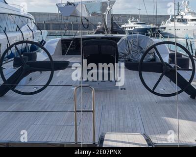 El Toro, Iles Baléares Espagne - 30 décembre 2020: Yachts de luxe amarrés à Port Adriano, Majorque. Banque D'Images