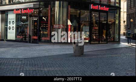 Prague, république tchèque, 12-30-2020. Foot Locker, l'un des principaux magasins de chaussures de Prague, expose sa marque et ses produits dans un bâtiment prestigieux Banque D'Images