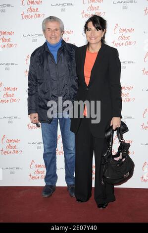 Claude Lelouch et Valerie Perrin assistent à la première du film 'l'Amour dure trois ans' qui s'est tenu au Grand Rex le 7 janvier 2012 à Paris, France. Photo de Nicolas Briquet/ABACAPRESS.COM Banque D'Images