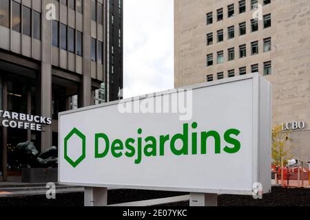 Toronto, Canada - 24 octobre 2019 : signe Desjardins à l'extérieur de l'immeuble de bureaux de l'avenue St clair à Toronto. Banque D'Images