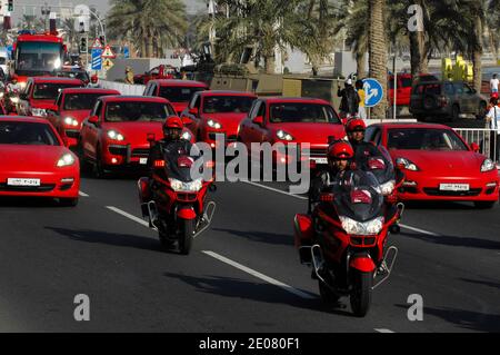 Porsche police voitures roulant dans la rue , lors de la célébration de la Journée nationale du Qatar, qui est une commémoration de l'unification et de l'indépendance du Qatar, à Doha, Qatar, le 18 décembre 2011. Photo de David Lefranc/ABACAPRESS.COM Banque D'Images