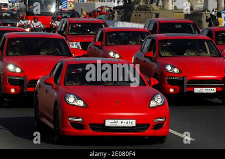 Porsche police voitures roulant dans la rue , lors de la célébration de la Journée nationale du Qatar, qui est une commémoration de l'unification et de l'indépendance du Qatar, à Doha, Qatar, le 18 décembre 2011. Photo de David Lefranc/ABACAPRESS.COM Banque D'Images