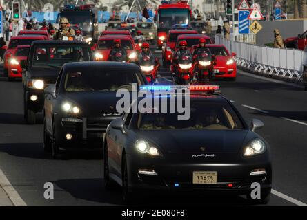 Porsche police voitures roulant dans la rue , lors de la célébration de la Journée nationale du Qatar, qui est une commémoration de l'unification et de l'indépendance du Qatar, à Doha, Qatar, le 18 décembre 2011. Photo de David Lefranc/ABACAPRESS.COM Banque D'Images