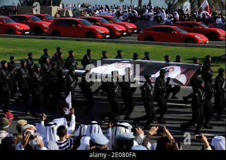 Porsche police voitures roulant dans la rue , lors de la célébration de la Journée nationale du Qatar, qui est une commémoration de l'unification et de l'indépendance du Qatar, à Doha, Qatar, le 18 décembre 2011. Photo de David Lefranc/ABACAPRESS.COM Banque D'Images