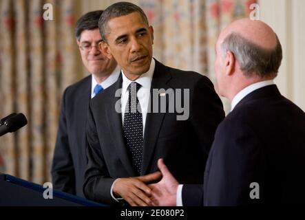 Le président Barack Obama annonce la démission du chef de cabinet de la Maison-Blanche William Daley, à droite, et la nomination de Jacob Lew, à gauche, en tant que nouveau chef de cabinet du Bureau de la gestion et du budget. Daley quitte le poste un peu plus d'un an après avoir pris le travail. Washington, DC, États-Unis, janvier 9, 2012. Photo de Kristoffer Tripplaar/Pool/ABACAPRESS.COM Banque D'Images