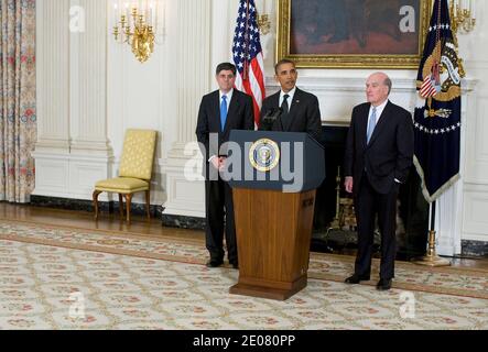 Le président Barack Obama annonce la démission du chef de cabinet de la Maison-Blanche William Daley, à droite, et la nomination de Jacob Lew, à gauche, en tant que nouveau chef de cabinet du Bureau de la gestion et du budget. Daley quitte le poste un peu plus d'un an après avoir pris le travail. Washington, DC, États-Unis, janvier 9, 2012. Photo de Kristoffer Tripplaar/Pool/ABACAPRESS.COM Banque D'Images