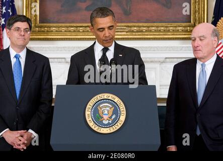 Le président Barack Obama annonce la démission du chef de cabinet de la Maison-Blanche William Daley, à droite, et la nomination de Jacob Lew, à gauche, en tant que nouveau chef de cabinet du Bureau de la gestion et du budget. Daley quitte le poste un peu plus d'un an après avoir pris le travail. Washington, DC, États-Unis, janvier 9, 2012. Photo de Kristoffer Tripplaar/Pool/ABACAPRESS.COM Banque D'Images