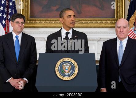 Le président Barack Obama annonce la démission du chef de cabinet de la Maison-Blanche William Daley, à droite, et la nomination de Jacob Lew, à gauche, en tant que nouveau chef de cabinet du Bureau de la gestion et du budget. Daley quitte le poste un peu plus d'un an après avoir pris le travail. Washington, DC, États-Unis, janvier 9, 2012. Photo de Kristoffer Tripplaar/Pool/ABACAPRESS.COM Banque D'Images