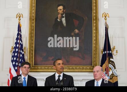 Le président Barack Obama annonce la démission du chef de cabinet de la Maison-Blanche William Daley, à droite, et la nomination de Jacob Lew, à gauche, en tant que nouveau chef de cabinet du Bureau de la gestion et du budget. Daley quitte le poste un peu plus d'un an après avoir pris le travail. Washington, DC, États-Unis, janvier 9, 2012. Photo de Kristoffer Tripplaar/Pool/ABACAPRESS.COM Banque D'Images