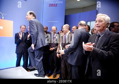 Candidat du Parti socialiste français (PS) à l'élection présidentielle de 2012, François Hollande arrive pour prononcer un discours près de Bertrand Delanoe, Pierre Moscovici, Najat Vallaud Belkacem, Laurent Fabius et François Rebsamen lors d'une réunion au siège de la campagne du parti à Paris, France, le 11 janvier 2012. Photo de Denis/Pool/ABACAPRESS.COM Banque D'Images