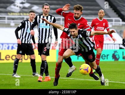 Nathaniel Phillips de Liverpool s'est fouillé Federico Fernandez (à droite) de Newcastle United lors du match de la Premier League à St James' Park, Newcastle. Banque D'Images