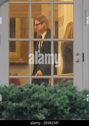 L'acteur Brad Pitt rencontre le président Barack Obama dans le bureau ovale de la Maison Blanche à Washington, DC, USA, le 11 janvier 2012. Photo par Olivier Douliery/ABACAPRESS.COM Banque D'Images