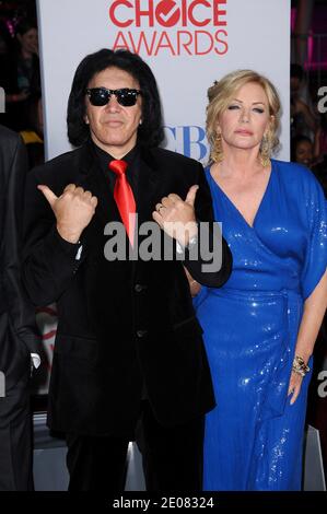 Gene Simmons et Shannon Tweed arrivent à la 38e édition annuelle des People's Choice Awards qui se tient au Nokia Theatre de Los Angeles, CA, USA, le 11 janvier 2012. Photo de Lionel Hahn/ABACAPRESS.COM Banque D'Images