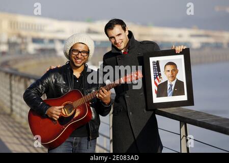 EXCLUSIF - Mathieu Billon , Directeur marketing et co-fondateur de 'On Air Agency', et Tony Jazz (Hat), directeur artistique de 'On Air Agency', posent avec un portrait du président américain Barack Obama à Bordeaux, dans le sud-ouest de la France, le 11 janvier 2012. Le Billon et le Jazz ont produit la mélodie 'et plus ?' Qui sera utilisé par les jeunes démocrates lors de leurs réunions pour la réélection du président américain Barack Obama. Photo de Patrick Bernard/ABACAPRESS.COM Banque D'Images