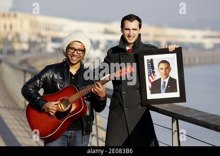 EXCLUSIF - Mathieu Billon , Directeur marketing et co-fondateur de 'On Air Agency', et Tony Jazz (Hat), directeur artistique de 'On Air Agency', posent avec un portrait du président américain Barack Obama à Bordeaux, dans le sud-ouest de la France, le 11 janvier 2012. Le Billon et le Jazz ont produit la mélodie 'et plus ?' Qui sera utilisé par les jeunes démocrates lors de leurs réunions pour la réélection du président américain Barack Obama. Photo de Patrick Bernard/ABACAPRESS.COM Banque D'Images