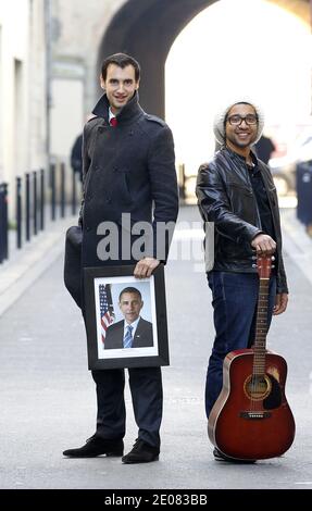 EXCLUSIF - Mathieu Billon , Directeur marketing et co-fondateur de 'On Air Agency', et Tony Jazz (Hat), directeur artistique de 'On Air Agency', posent avec un portrait du président américain Barack Obama à Bordeaux, dans le sud-ouest de la France, le 11 janvier 2012. Le Billon et le Jazz ont produit la mélodie 'et plus ?' Qui sera utilisé par les jeunes démocrates lors de leurs réunions pour la réélection du président américain Barack Obama. Photo de Patrick Bernard/ABACAPRESS.COM Banque D'Images