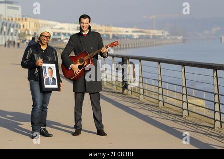 EXCLUSIF - Mathieu Billon , Directeur marketing et co-fondateur de 'On Air Agency', et Tony Jazz (Hat), directeur artistique de 'On Air Agency', posent avec un portrait du président américain Barack Obama à Bordeaux, dans le sud-ouest de la France, le 11 janvier 2012. Le Billon et le Jazz ont produit la mélodie 'et plus ?' Qui sera utilisé par les jeunes démocrates lors de leurs réunions pour la réélection du président américain Barack Obama. Photo de Patrick Bernard/ABACAPRESS.COM Banque D'Images