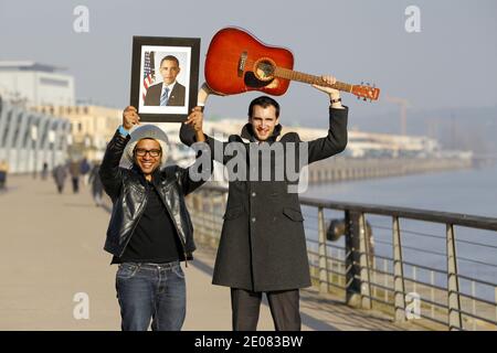 EXCLUSIF - Mathieu Billon , Directeur marketing et co-fondateur de 'On Air Agency', et Tony Jazz (Hat), directeur artistique de 'On Air Agency', posent avec un portrait du président américain Barack Obama à Bordeaux, dans le sud-ouest de la France, le 11 janvier 2012. Le Billon et le Jazz ont produit la mélodie 'et plus ?' Qui sera utilisé par les jeunes démocrates lors de leurs réunions pour la réélection du président américain Barack Obama. Photo de Patrick Bernard/ABACAPRESS.COM Banque D'Images