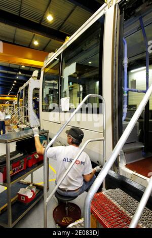 Atmosphère à l'usine de montage de tramways Alstom Citadis à la Rochelle-Aytre, France, le 9 janvier 2012. Le groupe d'ingénieurs français Alstom est également le constructeur des trains à grande vitesse AGV, TGV et Eurostar, ainsi que des tramways Citadis. Le train AGV (Automatrice Grande vitesse) se déplace jusqu'à 360 km/h (224 mph), alimenté par des moteurs placés sous chaque chariot. Photo de Patrick Bernard/ABACAPRESS.COM Banque D'Images