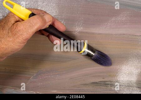 Brosses pour la peinture sur une vieille toile peinte avec peintures à l'huile Banque D'Images