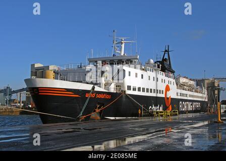 LA SOLUTION ÉOLIENNE de C-BED s'est amarrée à sa base DE QUAIS DE LIVERPOOL tout en servant le projet de PARC ÉOLIEN GWYNT-Y-MOR en MER D'IRLANDE. Banque D'Images