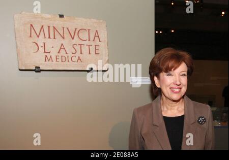 Le ministre français des Solidarités, Roselyne Bachelot, visite une exposition sur la médecine romaine au musée gallo-romain de Lyon, France, le 18 janvier 2012. Photos de Vincent Dargent/ABACAPRESS.COM Banque D'Images