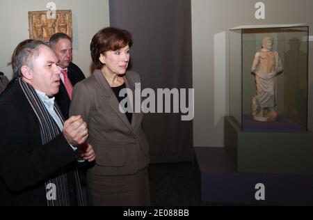 Le ministre français des Solidarités, Roselyne Bachelot, visite une exposition sur la médecine romaine au musée gallo-romain de Lyon, France, le 18 janvier 2012. Photos de Vincent Dargent/ABACAPRESS.COM Banque D'Images