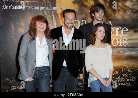 Marie-Castille mention-Schaar, Vincent Perez, Martin Cannavo et Esther Comar participant à la première de 'sa Premiere Fois' qui s'est tenue au cinéma Cine cite Bercy de l'UGC à Paris, en France, le 17 janvier 2012. Photo de Nicolas Briquet/ABACAPRESS.COM Banque D'Images