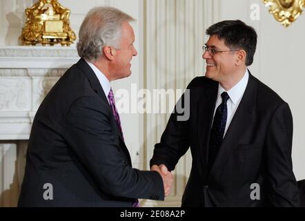 Jeffrey Imelt, Président du Conseil de l'emploi et de la compétitivité, salue le Bureau de la direction et directeur du budget Jacob Lew avant qu'une réunion du groupe de dirigeants d'entreprises n'ait eu à trouver des idées stimulées par l'emploi dans la salle à manger de l'État à la Maison Blanche. Le 17 janvier 2012, le conseil a publié un rapport contenant des suggestions, y compris des investissements dans l'éducation et la recherche et le développement, le soutien au secteur manufacturier et la réforme des systèmes fiscaux et réglementaires. Photo par Chip Somodevilla/Pool/ABACAPRESS.COM Banque D'Images