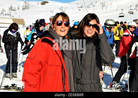 Louise Monot, Christelle Raynal lors du 15e Festival de comédie de l'Alpe d'Huez, qui s'est tenu à l'Alpe d'Huez, en France, le 18 janvier 2012. Photo de Charriau-Marechal/ABACAPRESS.COM Banque D'Images