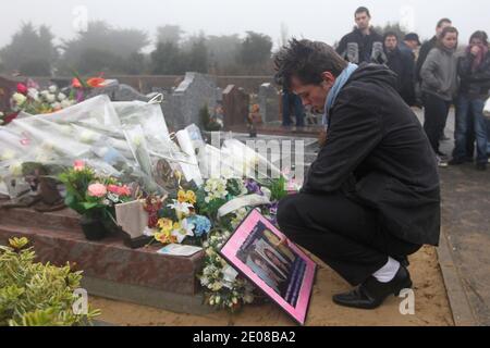 Jason Perrais, le cousin de Laetitia Perrais tuée, commune avec lui-même devant la tombe de Laetitia lors d'une marche silencieuse tenue en mémoire un an après sa mort, à la Bernerie-en-Retz, dans l'ouest de la France, le 18 janvier 2012. Photo de Laetitia Notarianni/ABACAPRESS.COM Banque D'Images