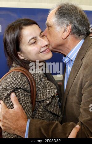 Le maire de Begles et membre du Parlement européen, Noel Mamere, accueille la secrétaire nationale du Parti Vert français Europe Ecologie les Verts (EELV), Cecile Duflot, à la gare de Begles, dans le sud-ouest de la France, le 20 janvier 2012. Les dirigeants de l'EELV se réunissent pour préparer leur stratégie en faveur de la candidate à la présidence Eva Joly et des prochaines élections régionales. Photo de Patrick Bernard/ABACAPRESS.COM Banque D'Images