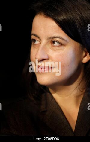 Parti Vert français Europe Ecologie les Verts (EELV) secrétaire nationale Cecile Duflot lors d'une rencontre avec le maire de Begles et membre du Parlement européen Noel Mamere, à Begles, dans le sud-ouest de la France, le 20 janvier 2012. Les dirigeants de l'EELV se réunissent pour préparer leur stratégie en faveur de la candidate à la présidence Eva Joly et des prochaines élections régionales. Photo de Patrick Bernard/ABACAPRESS.COM Banque D'Images