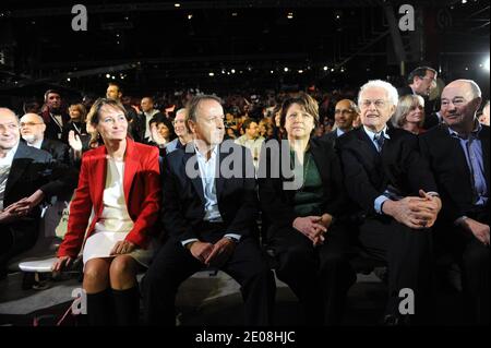 Laurent Fabius, Ségolène Royal, Jean-Pierre Bel, Martine Aubry, Lionel Jospin, Jean-Michel Baylet représenté candidat du Parti socialiste (PS) à l'élection présidentielle française de 2012, François Hollande prononce un discours lors de sa première réunion de campagne publique au Parc des Expositions Paris le Bourget au Bourget, à l'extérieur de Paris, en France, Le 22 janvier 2012. Photo de Laurent Chamussy/Pool/ABACAPRESS.COM Banque D'Images