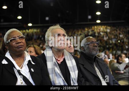 L'acteur français Firmin Richard et Gerard Darmon photographiés comme candidat du Parti socialiste (PS) pour l'élection présidentielle française de 2012, François Hollande prononce un discours lors de sa première réunion de campagne publique au Parc des Expositions Paris le Bourget au Bourget, en dehors de Paris, France, le 22 janvier 2012. Photo de Laurent Chamussy/Pool/ABACAPRESS.COM Banque D'Images