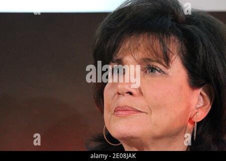 Anne Sinclair, directrice éditoriale française, est photographiée lors d'une conférence de presse pour le lancement de la version française du site d'information de Huffington, le Huffington Post, au siège du monde à Paris, en France, le 23 janvier 2012. Photo par Nikola Arsov/ABACAPRESS.COM Banque D'Images