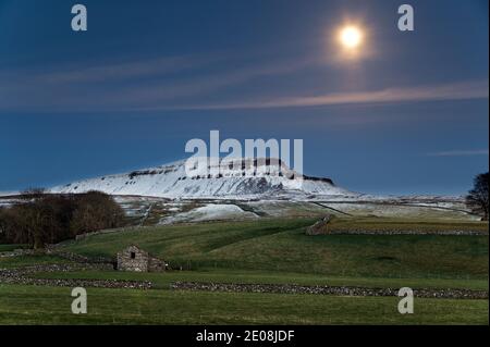 Pic de Pen y ghent recouvert de neige éclairé par un clair de lune, Horton-in-Ribblesdale, parc national de Yorkshire Dales, Royaume-Uni Banque D'Images