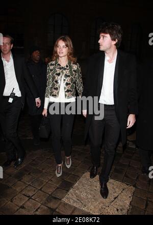 Antoine Arnault et Natalia Vodianova arrivent pour le salon de la collection Etam Printemps-été 2012 qui s'est tenu à Beaux Arts à Paris, en France, le 23 janvier 2012. Photo de Denis Guignebourg/ABACAPRESS.COM Banque D'Images