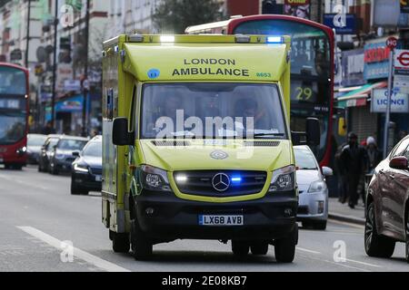 Londres, Royaume-Uni 30 décembre 2020 - une ambulance répondant à une urgence dans le nord de Londres. Le Royaume-Uni a signalé son record quotidien de cas de coronavirus le mardi 29 décembre, ce qui a mis davantage de pression sur le NHS et le service d'ambulance. Le nombre d'hospitalisations a augmenté en raison de la COVID-19. Credit Dinendra Haria /Alay Live News Banque D'Images