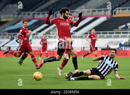 Federico Fernandez (à droite) de Newcastle United défie Mohamed Salah (au centre) de Liverpool lors du match de la Premier League à St James' Park, Newcastle. Banque D'Images