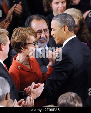 Le président américain Barack Obama salue la Représentante Gabrielle Giffords (D-AZ) avant de donner à l'État de l'Union une allocution avant une session conjointe du Congrès, le mardi 24 janvier 2012, à Washington, D.C. photo par Olivier Douliery/ABACAPRESS.COM Banque D'Images