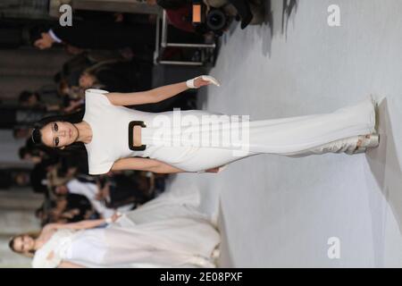 Un modèle présente une création de Stéphane Rolland pour son défilé de mode Printemps-été 2012 haute-Couture à Paris, France, le 24 janvier 2012. Photo de Roberto Martinelli/ABACAPRESS.COM Banque D'Images