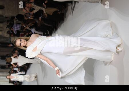 Un modèle présente une création de Stéphane Rolland pour son défilé de mode Printemps-été 2012 haute-Couture à Paris, France, le 24 janvier 2012. Photo de Roberto Martinelli/ABACAPRESS.COM Banque D'Images