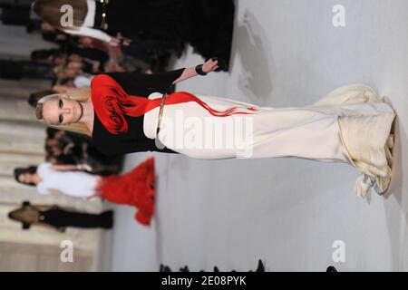 Un modèle présente une création de Stéphane Rolland pour son défilé de mode Printemps-été 2012 haute-Couture à Paris, France, le 24 janvier 2012. Photo de Roberto Martinelli/ABACAPRESS.COM Banque D'Images