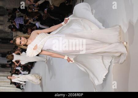 Un modèle présente une création de Stéphane Rolland pour son défilé de mode Printemps-été 2012 haute-Couture à Paris, France, le 24 janvier 2012. Photo de Roberto Martinelli/ABACAPRESS.COM Banque D'Images