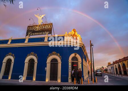 Un arc-en-ciel est observé au-dessus du bar ou de la brasserie Barra Hidalgo par une journée nuageuse pendant un après-midi d'hiver le 29 décembre 2020 à Hermosillo, au Mexique. (Photo par Luis Gutierrez / Norte photo). Un arcoiris se observa sobre el bar o cerveceria Barra Hidalgo en un dia de cielo nublado durante una tarde de invierno el 29 de diciembre del 2020 en Hermosillo, Mexique. (Photo par Luis Gutierrez/Norte photo ). Banque D'Images