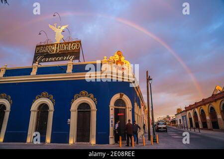 Un arc-en-ciel est observé au-dessus du bar ou de la brasserie Barra Hidalgo par une journée nuageuse pendant un après-midi d'hiver le 29 décembre 2020 à Hermosillo, au Mexique. (Photo par Luis Gutierrez / Norte photo). Un arcoiris se observa sobre el bar o cerveceria Barra Hidalgo en un dia de cielo nublado durante una tarde de invierno el 29 de diciembre del 2020 en Hermosillo, Mexique. (Photo par Luis Gutierrez/Norte photo ). Banque D'Images